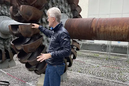 © Daniela Norridge / RKW Bayern e. V. Theodoros Reumschüssel, Pressesprecher Wasserkraft Deutschland vor einer Turbine im Walchenseekraftwerk